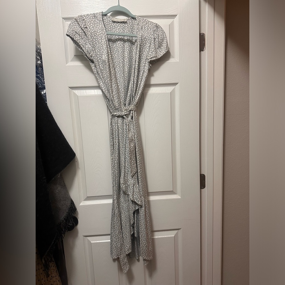 Abercrombie & Fitch Light Gray Wrap Print Dress